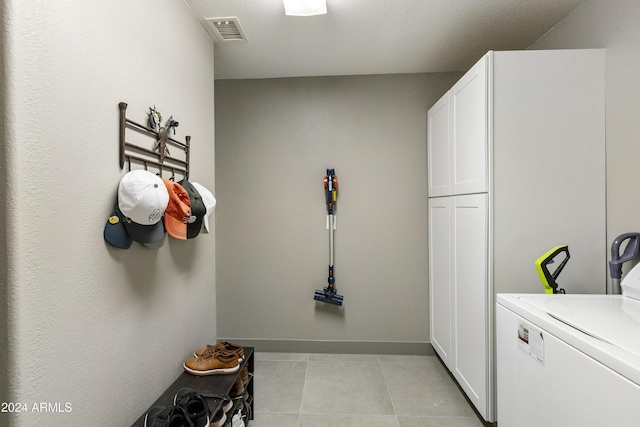 laundry room with cabinets and washer / clothes dryer