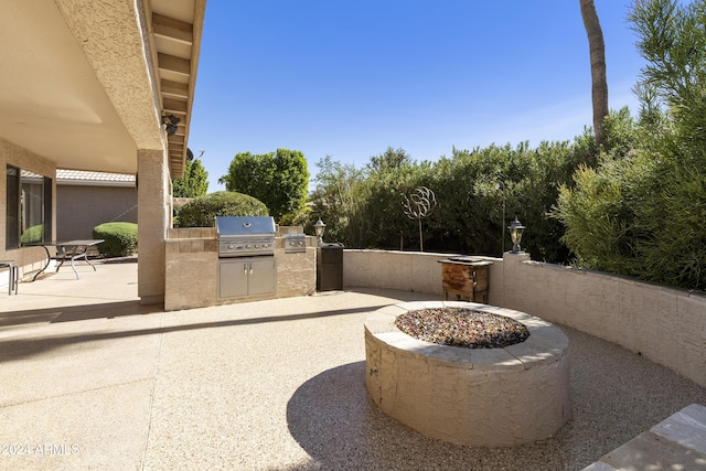 view of patio with an outdoor kitchen and area for grilling