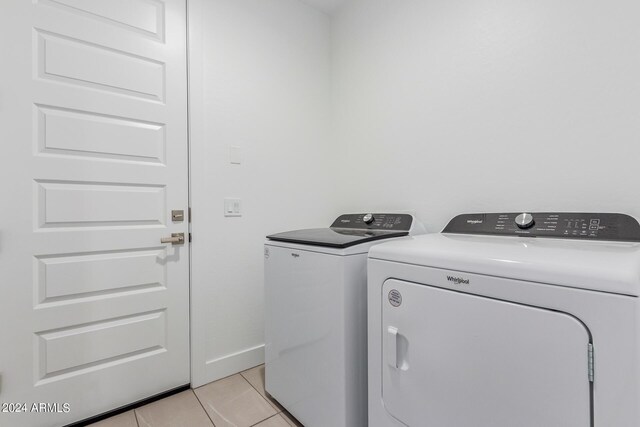 washroom with light tile patterned floors and independent washer and dryer