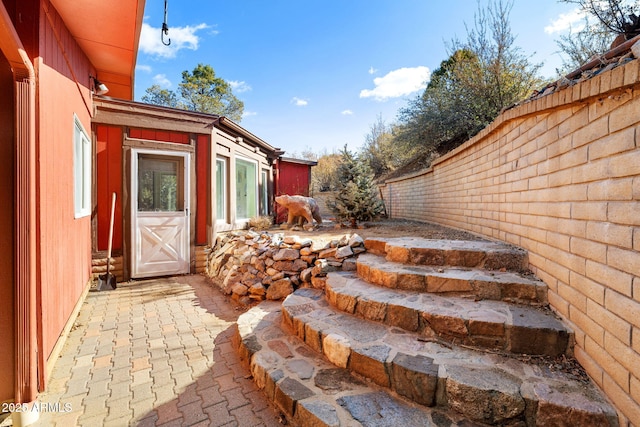 view of yard featuring a patio area