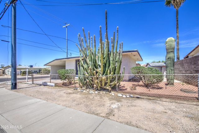 552 E 8th St, Florence, AZ 85132 - view of front facade featuring a carport, stucco siding, and fence