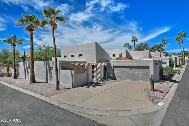 17289 E Kirk Ln, Fountain Hills, AZ 85268 - view of front of house featuring stucco siding, driveway, a garage, and a fenced front yard