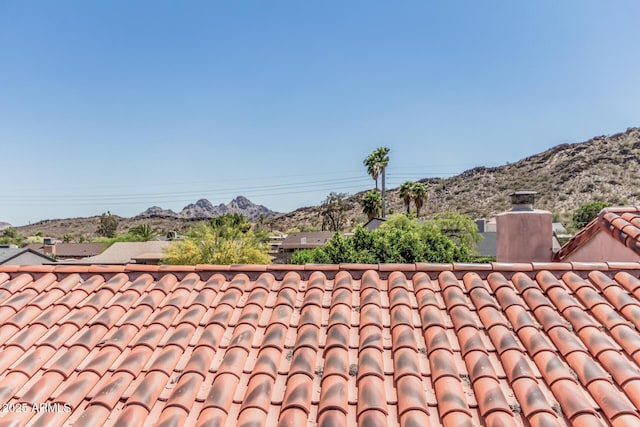 view of yard with a mountain view