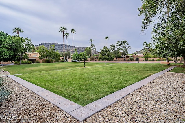 view of yard featuring a mountain view