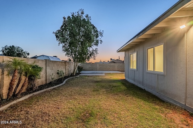 view of yard at dusk