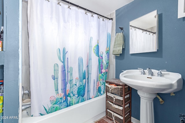 bathroom with shower / bath combo