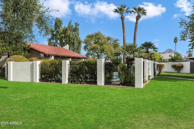 view of yard featuring a fenced front yard