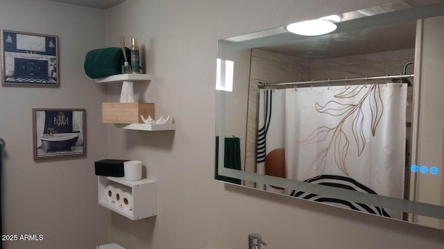 735 E 3rd St, Douglas, AZ 85608 - bathroom with a shower with curtain and toilet