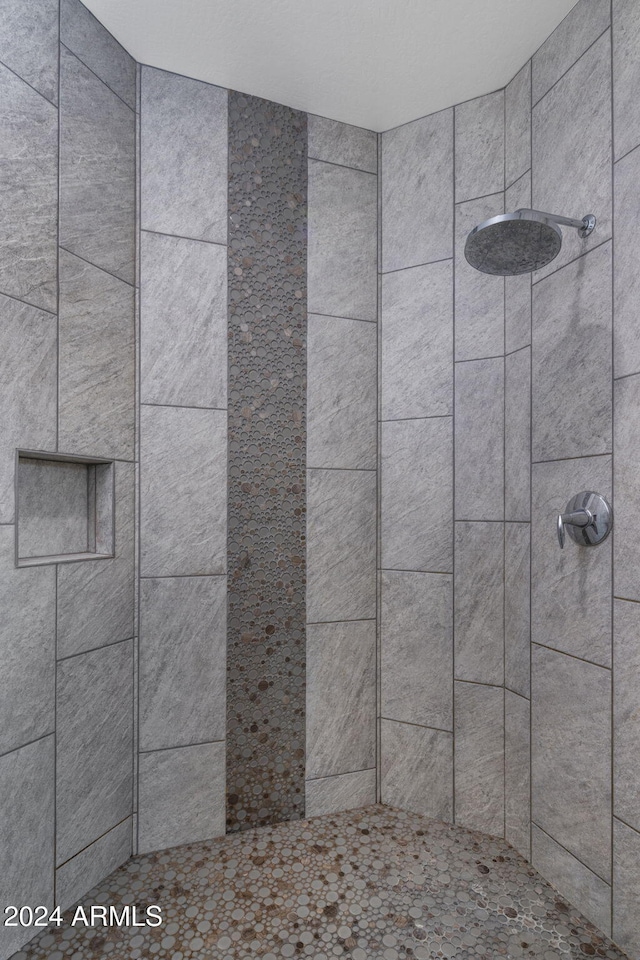 bathroom featuring tiled shower