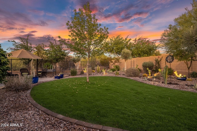 view of yard at dusk