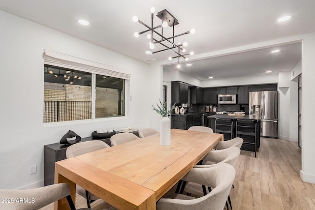 dining space featuring recessed lighting, light wood-style flooring, and baseboards