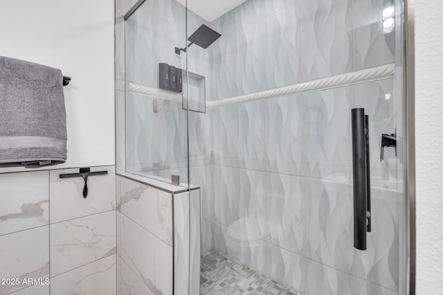 full bathroom featuring tiled shower