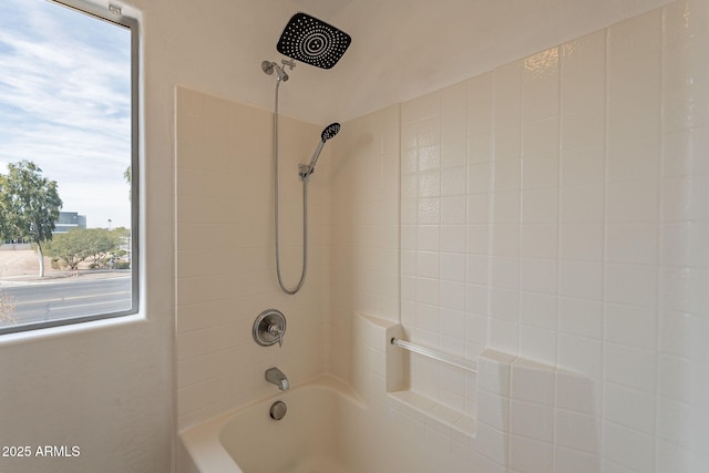 bathroom featuring tiled shower / bath