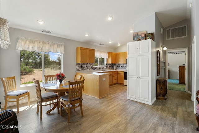 111 S Forest Park Dr, Payson, AZ 85541 - dining room featuring light wood finished floors, vaulted ceiling, and visible vents