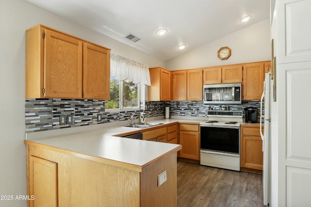 111 S Forest Park Dr, Payson, AZ 85541 - kitchen featuring vaulted ceiling, white appliances, a peninsula, visible vents, and a sink