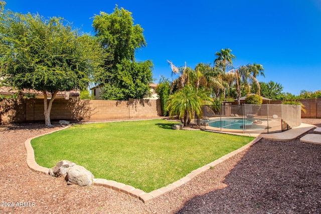 view of yard featuring a fenced in pool