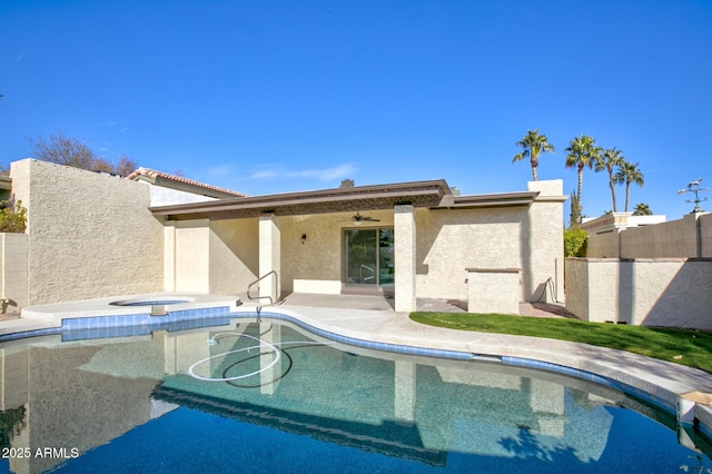 view of swimming pool featuring ceiling fan, a jacuzzi, and a patio area