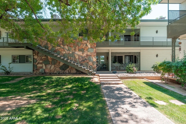 330 W Maryland Ave Unit 207, Phoenix, AZ 85013 - view of front facade featuring a front lawn and stairs