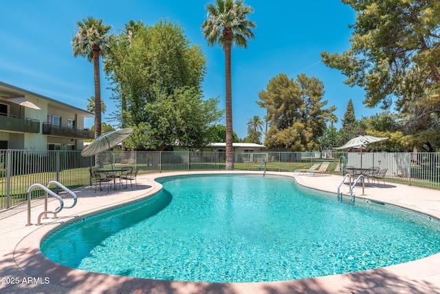 330 W Maryland Ave Unit 207, Phoenix, AZ 85013 - community pool with a patio