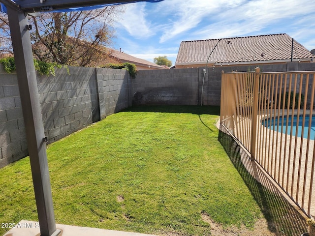 view of yard featuring a fenced in pool