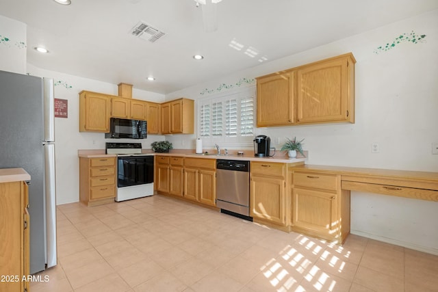kitchen featuring visible vents, a sink, light countertops, recessed lighting, and stainless steel appliances