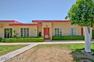 view of front of home featuring a front lawn