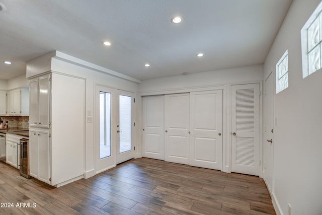 foyer entrance featuring beverage cooler and dark hardwood / wood-style floors