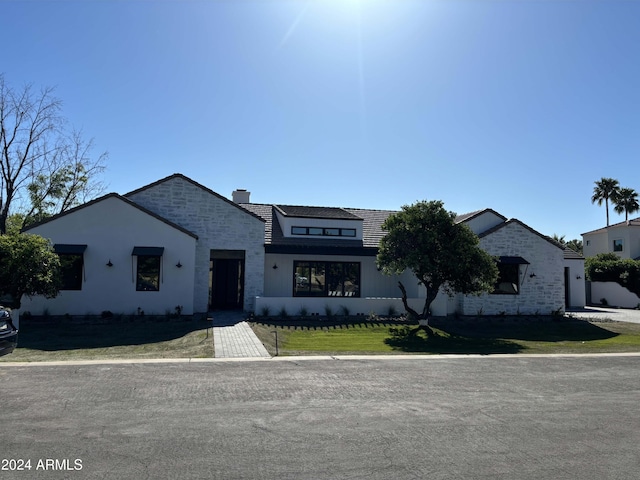 view of front facade with a front yard