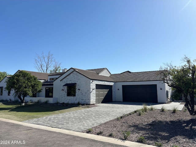 view of front facade featuring a garage and a front lawn