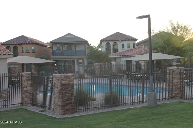 view of swimming pool featuring a yard