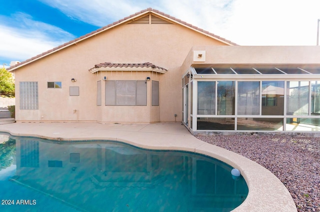 view of swimming pool featuring a patio