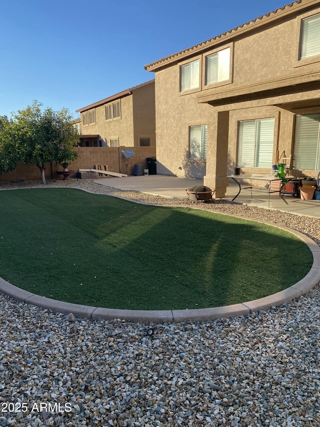 view of yard featuring a patio area