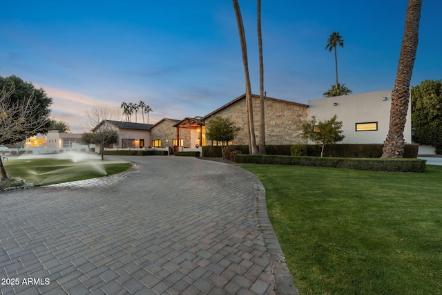 view of front of property featuring a yard