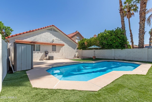1425 E Commerce Ave, Gilbert, AZ 85234 - view of swimming pool featuring central air condition unit