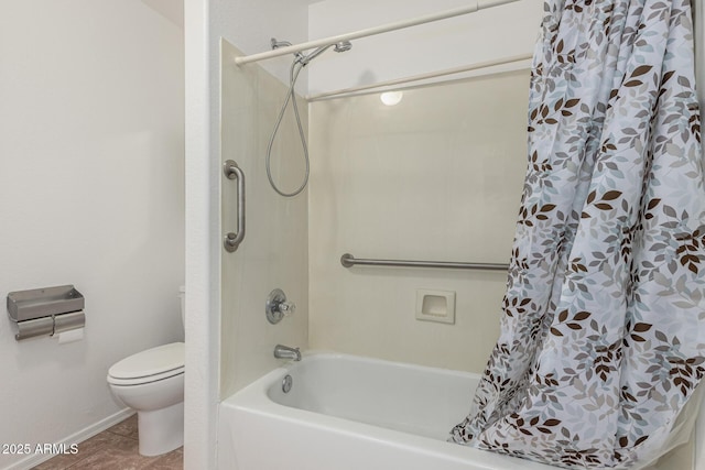 20424 N 96th Ln, Peoria, AZ 85382 - bathroom with toilet, shower / bath combo, and baseboards