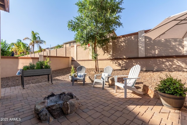 view of patio featuring an outdoor fire pit