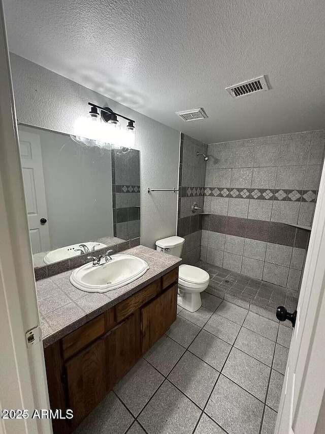 14002 N 49th Ave Unit 1120, Glendale, AZ 85306 - full bath featuring tiled shower, a textured ceiling, toilet, a textured wall, and vanity