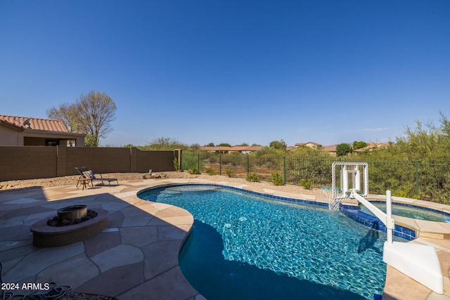 view of pool with an in ground hot tub and a patio