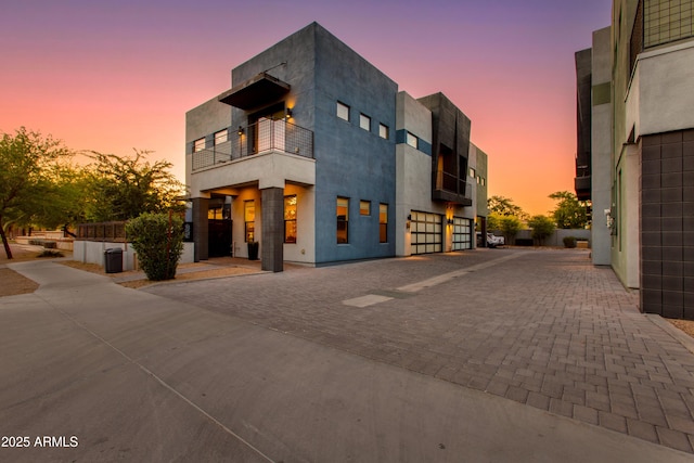 view of front of property featuring a balcony