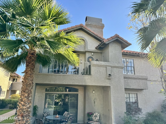 view of front of property featuring a balcony