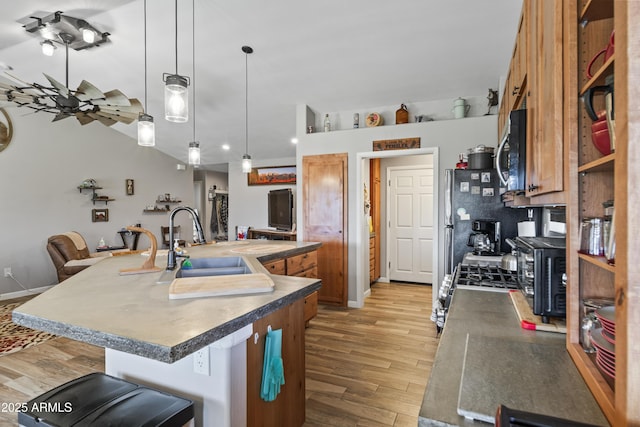 17696 W Foothill Rd, Yarnell, AZ 85362 - kitchen with stainless steel appliances, light wood-style flooring, a spacious island, and a kitchen bar