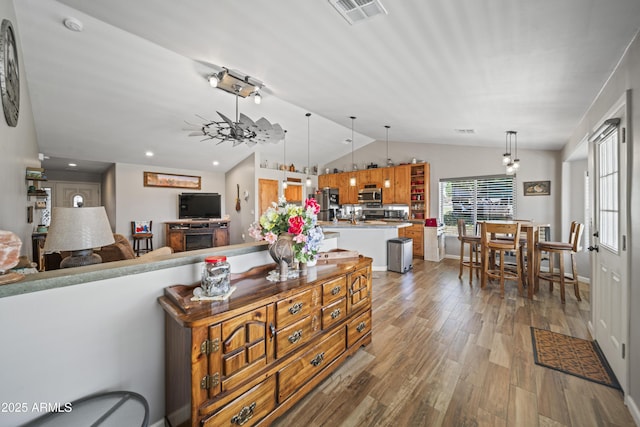 17696 W Foothill Rd, Yarnell, AZ 85362 - living area featuring lofted ceiling, wood finished floors, and recessed lighting