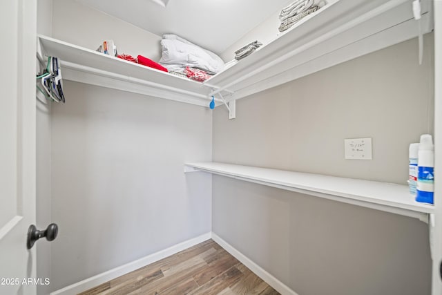 17696 W Foothill Rd, Yarnell, AZ 85362 - walk in closet featuring wood finished floors