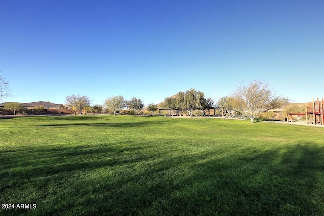 view of property's community featuring a yard