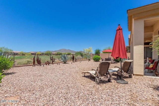 view of yard featuring a mountain view