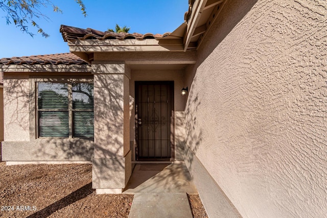 view of exterior entry with stucco siding