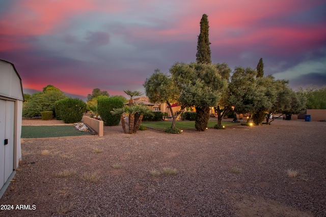 view of yard at dusk