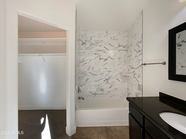 bathroom with vanity and tiled shower / bath