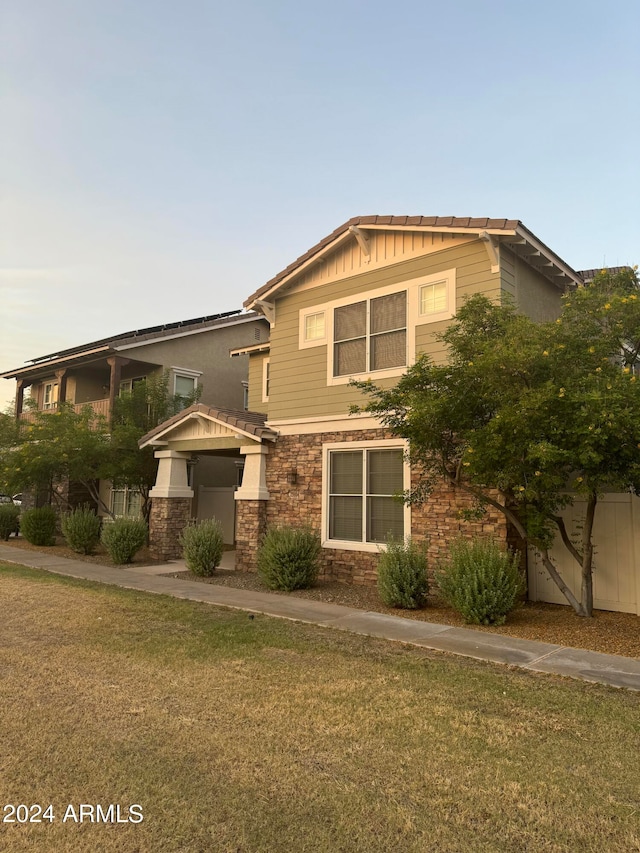 view of front of property featuring a front yard