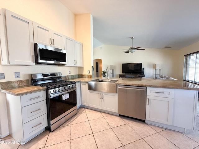 17371 N 86th Ave, Peoria, AZ 85382 - kitchen with appliances with stainless steel finishes, open floor plan, a ceiling fan, a sink, and a peninsula